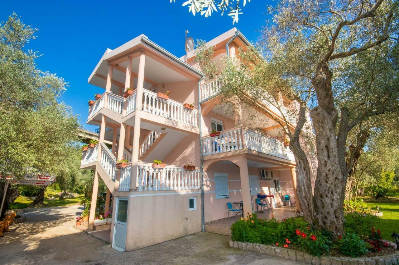 Apartments Duskic Утеха Екстериор снимка